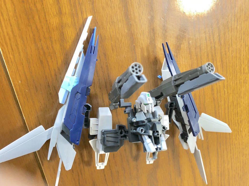 バックパック
こちらはリゼルC型のディフェンサーを芯にフラウロスのショートバレルキャノンなどを組み合わせてシルエットを変更
重量対策として内部を肉抜きしたり、接続位置を腰に寄せ重心を考えたり、安定した自立と展示ができるようにしてます