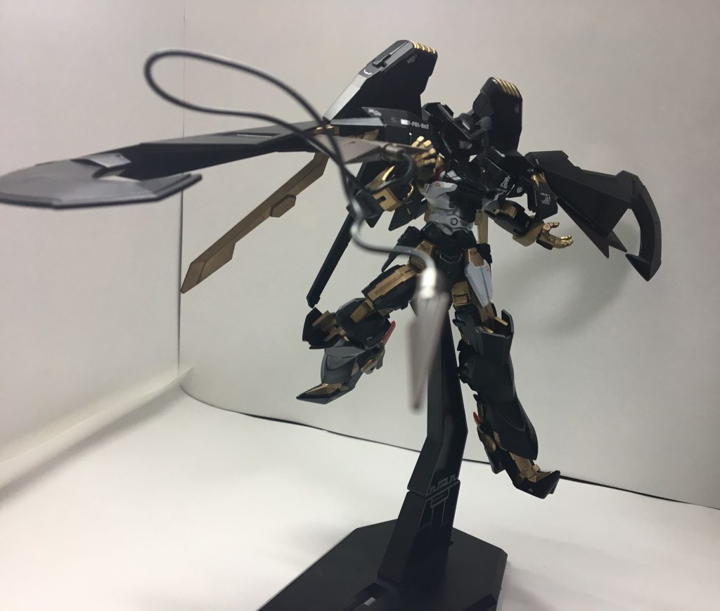 肩の武装。
『ファーヴニル』
天ミナのマガノイクタチを流用してるのでアンカー攻撃もエネルギー吸収も可能です!
写真はアンカー攻撃。