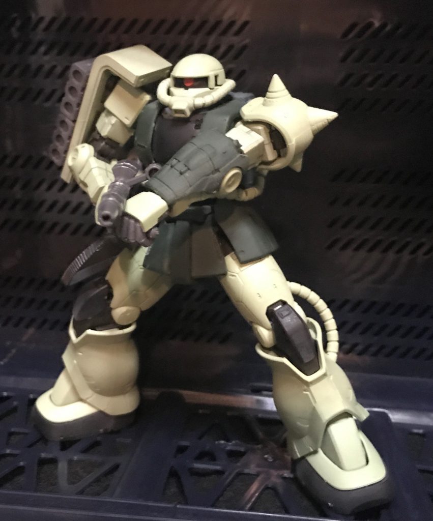 ボディーの濃い緑は成型色のままです。