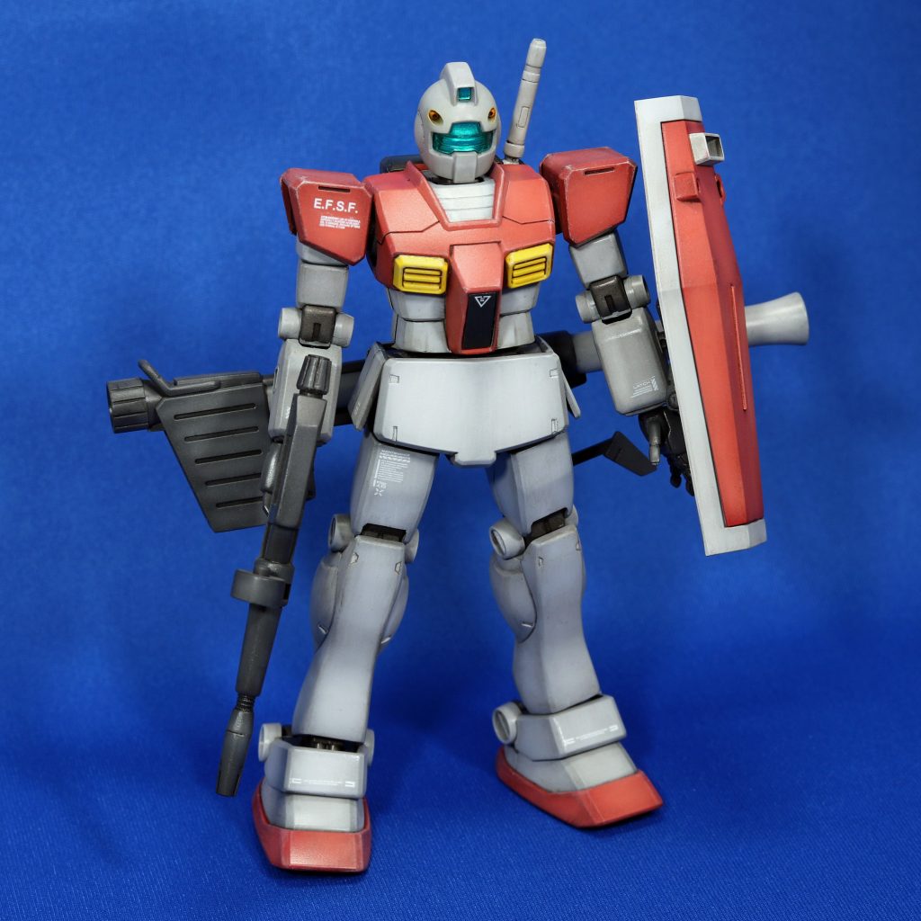 連邦チームに一票!過去作のHGUCジムです。ミキシングとグラデーション塗装に挑戦しました。ミキシングは、HGジム/FGガンダム/HGガンダムの三個一で、HGジムをベースにFGガンダムからはディテールの多いパーツ、HGガンダムからは可動範囲の広い関節パーツを取り込みました。グラデーション塗装は、書籍「カンペキ塗装ガイドDX」のP96~のガンダムの手法を真似て色を重ねています。