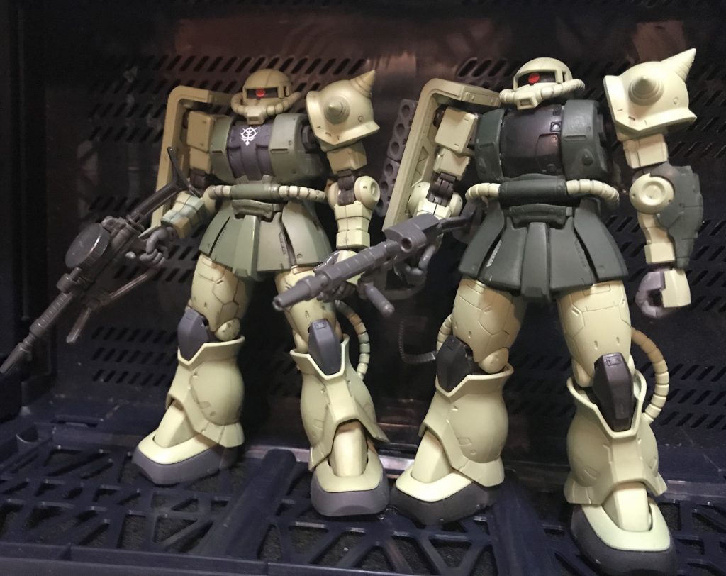 シャアザクを量産カラーにした過去作とツーショット!