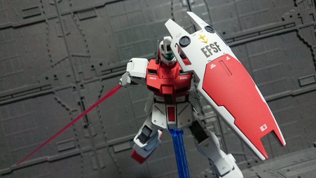 近接戦闘。このキットはビームサーベルが手と一体型でクリアパーツではないので、手はHG BUILD CUSTOMのビルナックルズ『角』を使用し、サーベル刃は最近のHGUCから流用しました。