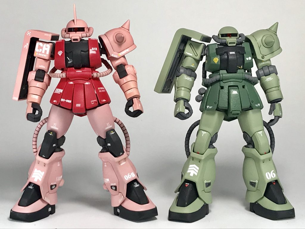 先日製作したF2と並べて。

大体のミキシング内訳は以下の通り
頭、胴体、腕→R型（マツナガ機）
膝下（関節含む）、ショルダースパイク、シールド、バックパック→F2
太腿、膝アーマー →ザクマリナー