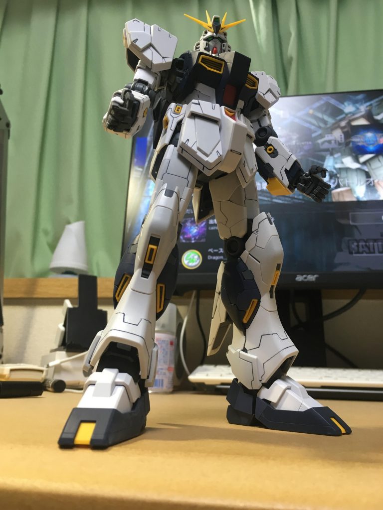 お台場の実物大ガンダム立像っぽいポーズで、人から見たモビルスーツのアングル