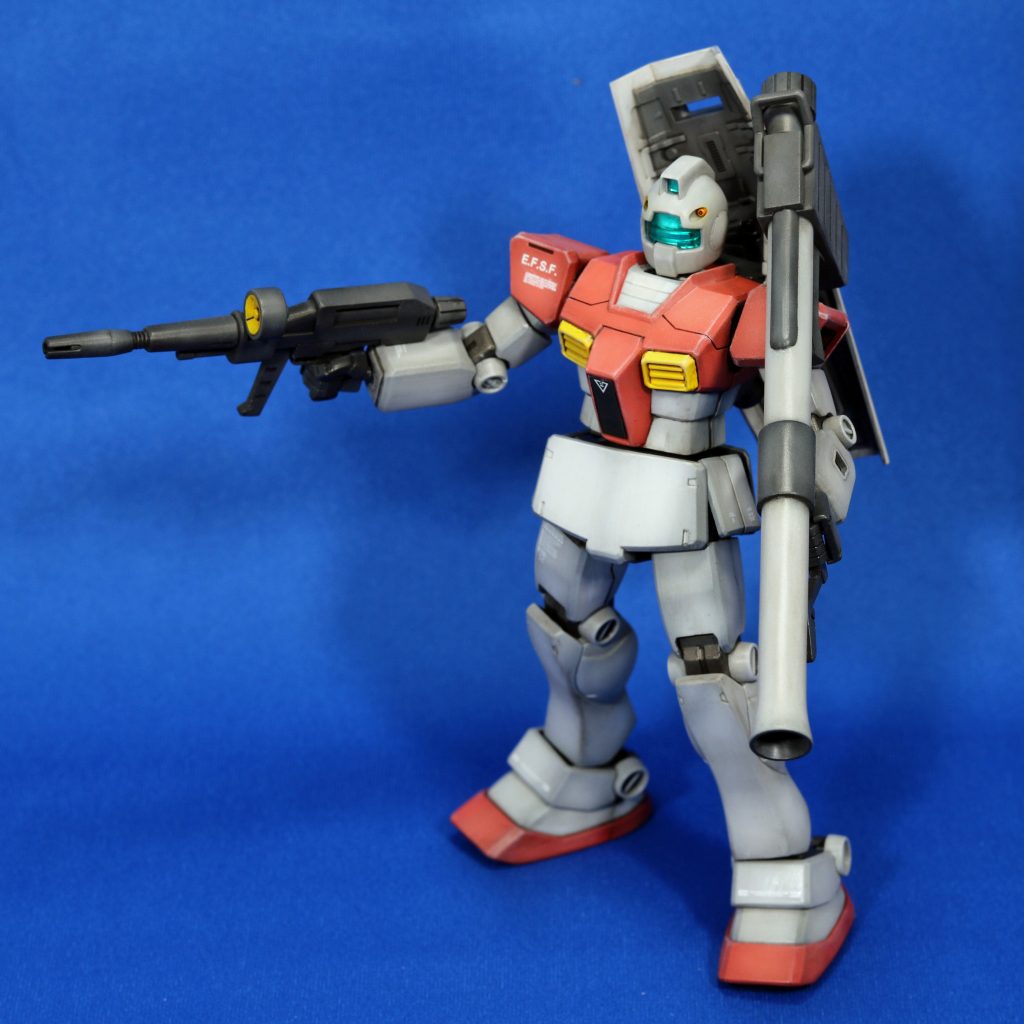 FGガンダムからはディテールアップのために上半身とランドセル、肩アーマーを流用し、HGガンダムからは可動範囲拡大のために首と肩と足首の関節、そして武装類(ビームライフル、ハイパーバズーカ、ビームサーベルの刃)を流用しました。だいぶ余ったガンダム2体のパーツは大切に保管しておきます・・・