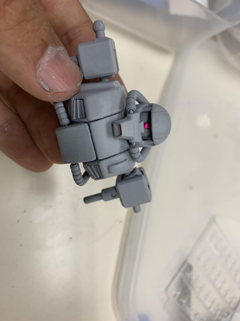 いつも、モノアイ可動させるんで自作してるんですが、スリット深めの顔が好きなせいでモノアイが見えなくなってたので、今回は暗くてもちゃんと見えるように工夫しました^_^