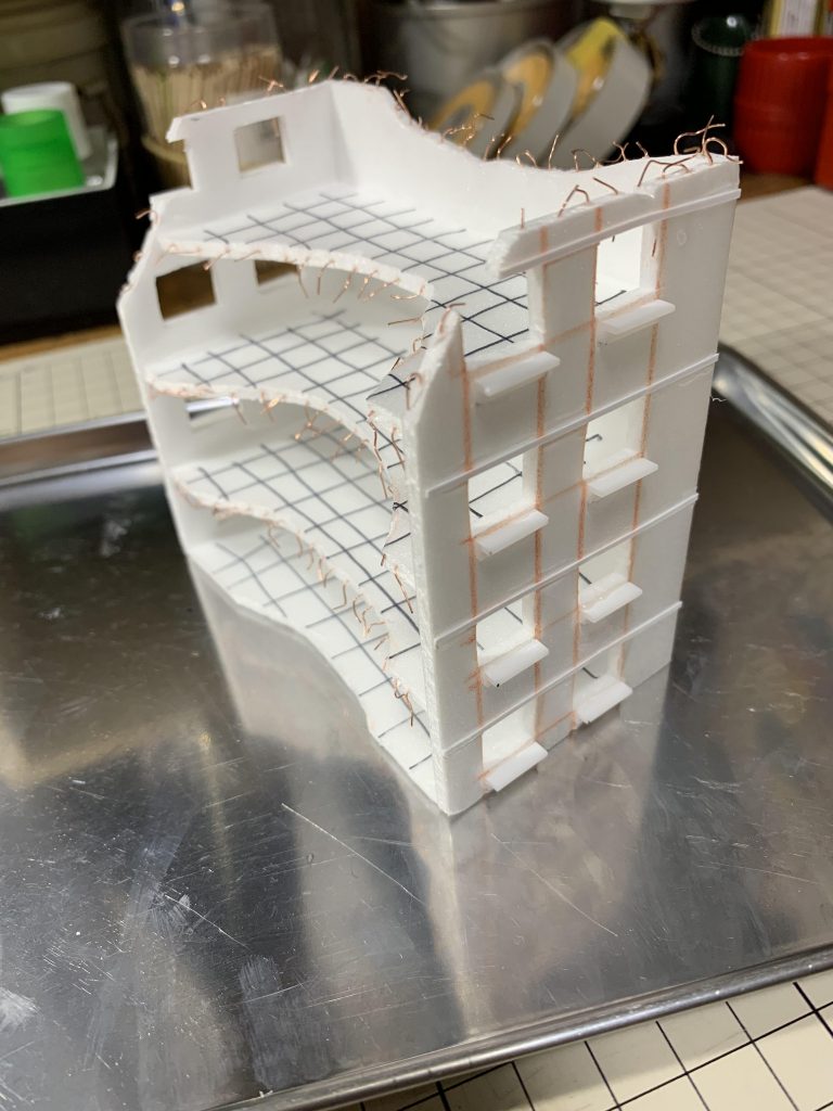 廃ビル
スチレンボードで形を作り銅線で鉄骨感を出してみました。