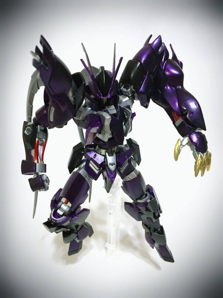 左腕は強力なクロー攻撃を行うほか、強固な装甲に覆われており、シールドとしても機能する。曲面のある装甲は、MAのビームや、攻撃を受け流す。