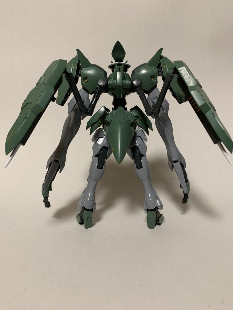 背中にOO7ソードの膝パーツを接着し、コトブキヤの円筒パーツでキマリスヴィダールのシールドをサブアームごと設置。ダインスレイブではなく、ランサーミサイルを加工してパイルバンカーにしました。