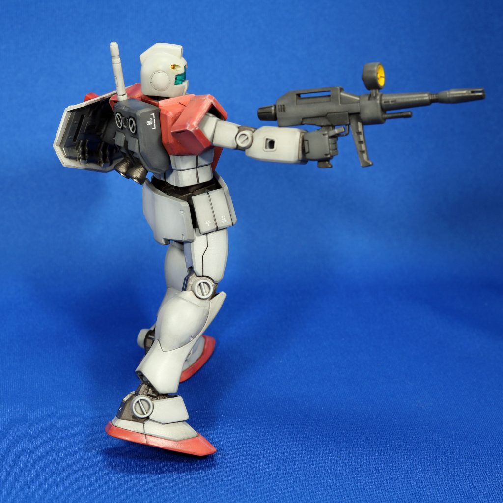 グラデーション塗装はこれまで何度も失敗しているので、書籍「カンペキ塗装ガイドDX」のP96~のガンダムの手法を熟読して挑みました。ホワイトは5回、その他の色は3回重ね塗りしました。グラデーション塗装の後は、クリア→フィルタリング→ドライブラシ→つや消しトップコートという工程で仕上げました。ベタ塗りと比べ情報量が増え奥行きが出たように感じます。手間はかかりますが、かけただけの効果がありますね。