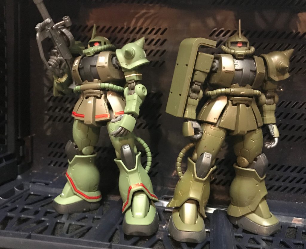 コチラもシャアザクを全塗装したリアルタイプカラーとツーショット