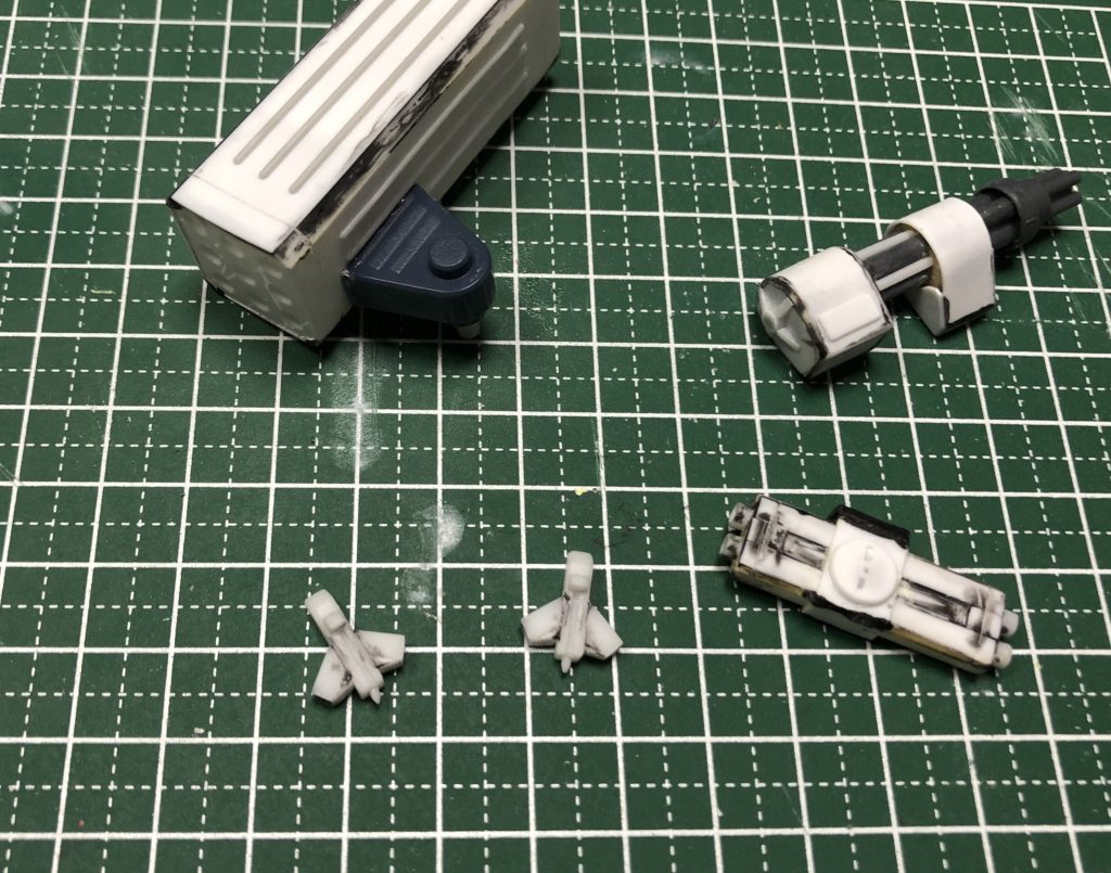 ガトリングガンの銃身とミサイルポッドの基部のみ既製品を流用し、後はスクラッチ。ターンピックもそれっぽく作製。