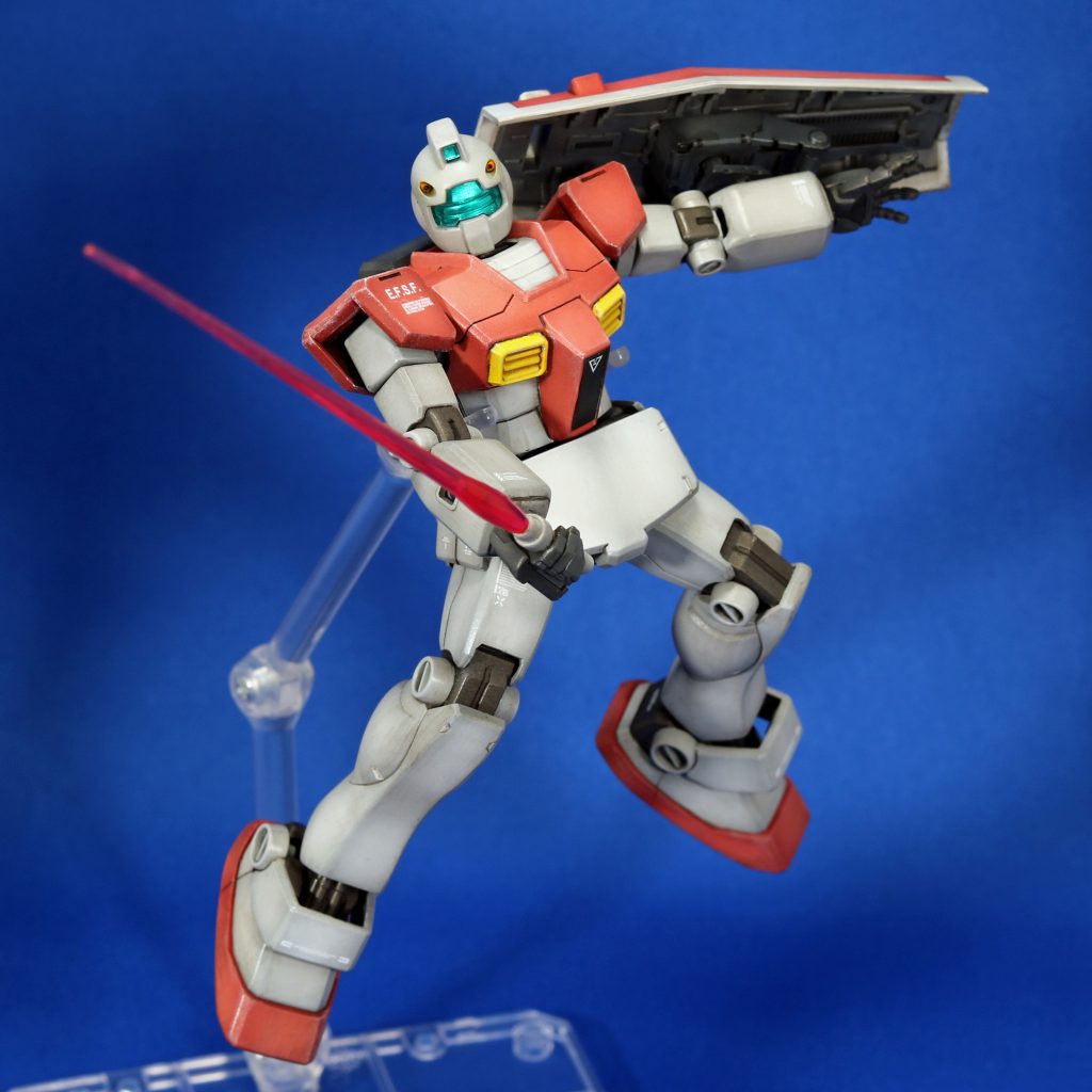 バイザーとカメラはクリアパーツの後ろからステンレスシルバーを吹いています。キットのままだとパーツ背面の支柱の影が目立ってしまうので、一度切り離して磨き、塗装した後で再接着しました。ビームサーベルの持ち手はFGガンダムのサーベルと手首が一体成型のものが造形が良かったので採用、白いプラの刃部分を切断して穴を開け、HGガンダムのクリアパーツの刃を差し込みました。