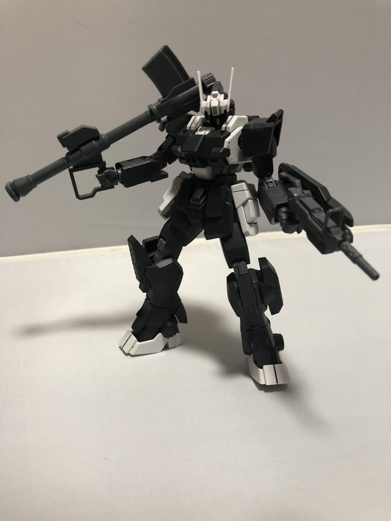 前線で活躍している高性能試作機をデチューン、量産して一般兵に配備されていそうな機体です。武装はマシンガン、バズーカ、胸部バルカン、シールドと標準的です。