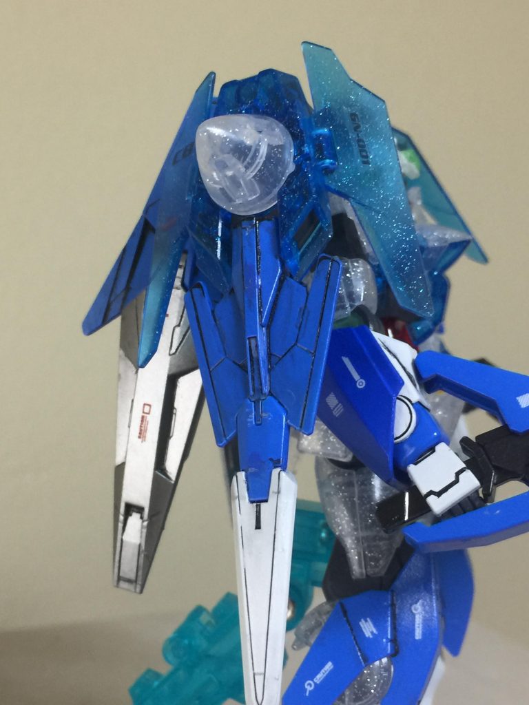 肩のGNドライブは そのまま
クリアカラーを使用し HG ダイバー
エース ユニットのGNソードⅡを
パワーアップパーツを 両肩に
取り付けました。