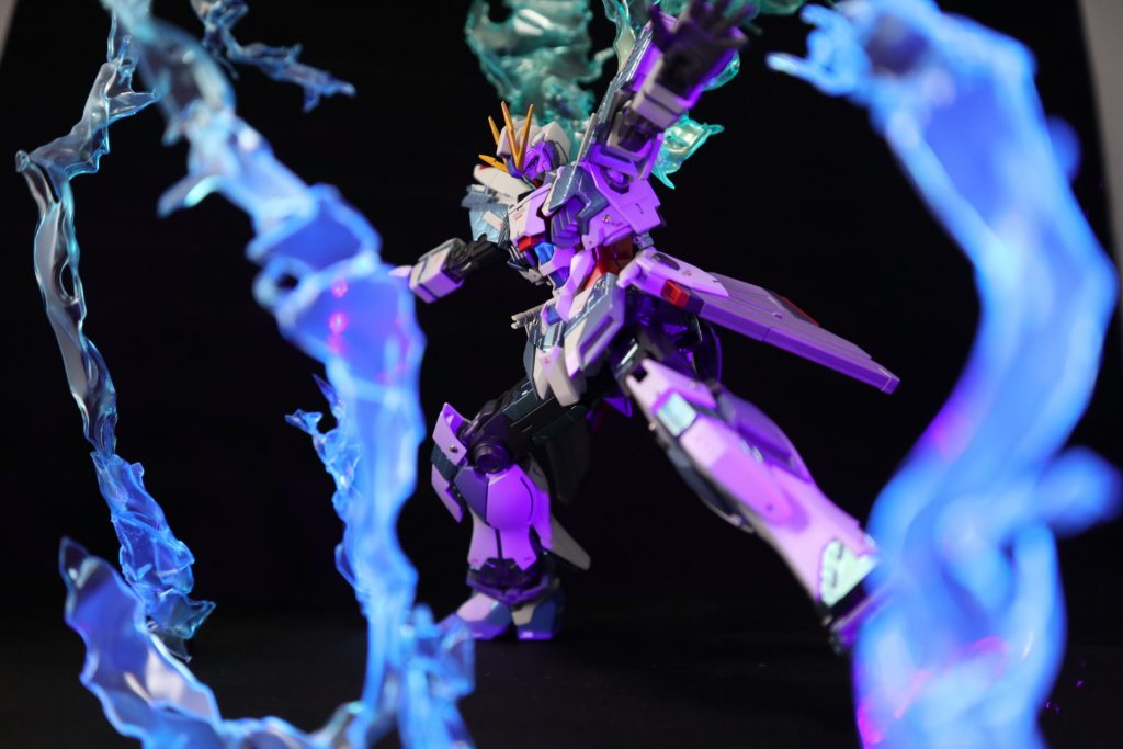 蛍光塗料使ってるのでブラックライトで光ります。 拘束を振り払うとこと光の翼出現シーンを合わせた妄想シーン。 ウィングが光の翼に。