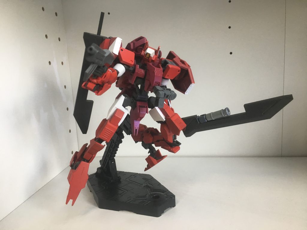 中・近距離戦闘用にカスタマイズされておりザブマシンガンやバスターソードの他腕部の装甲をナックルガードとして使用可能