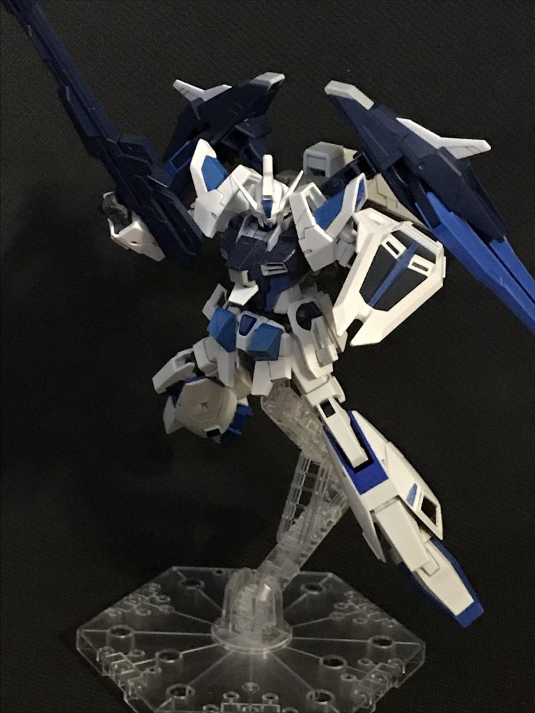 アクション！ 脚部には大型スラスターと大型姿勢制御用スラスターが装備されている。また内部には脚部専用のジェネレーターがあり、稼働時間の延長に繋がっている。