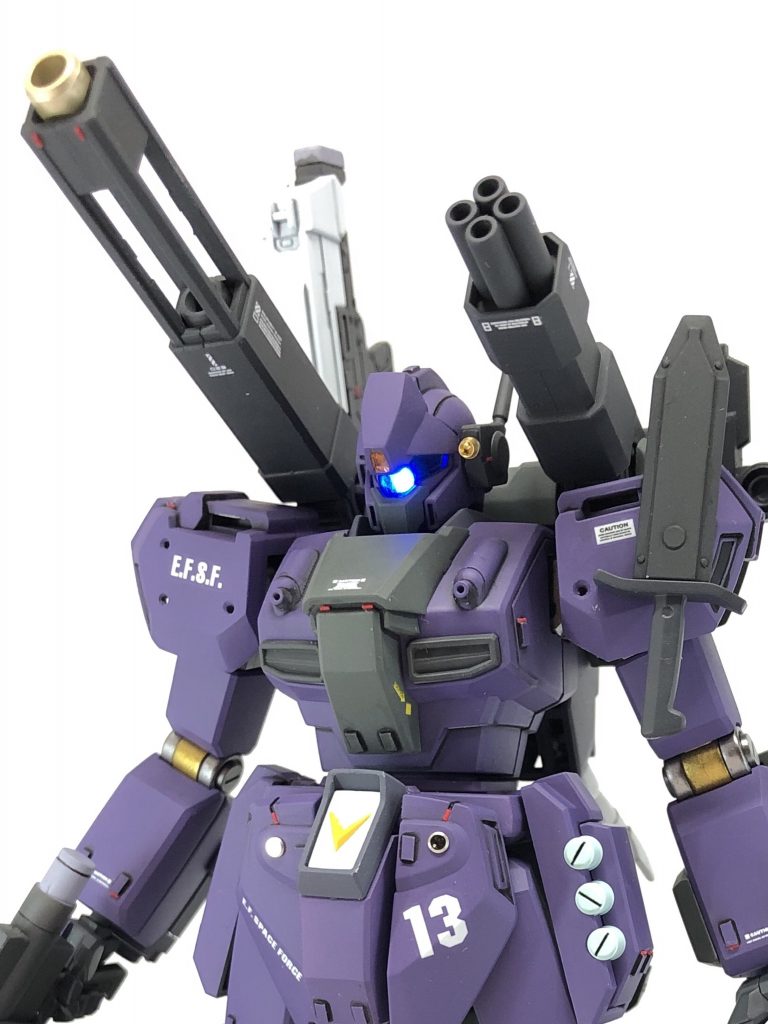 ・ビームキャノン(向かって左)
高出力、長射程のビームキャノン。ジェスタキャノンより流用。
・マルチプルアサルトランチャー(向かって右)
グレネード弾や照明弾、信号弾など任務に応じて弾種を変更する。ジェスタキャノンより流用。