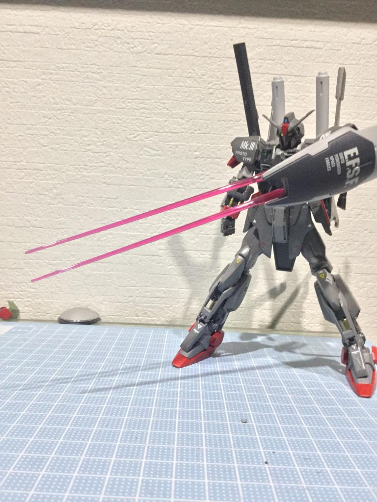 シールド
正規のMK-IIIはシールドの表にビームサーベルが収納されていますが、こちらはシールドの裏に収納されています。試作という事でジム系のシールドを改良されてます。
シールドに収納されたビームサーベルはそのままでも使用することが可能です。