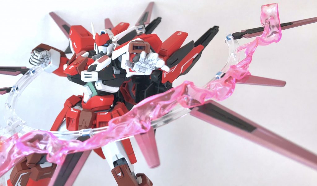 《B(ブレイズ)ファンネル》
マウントされていた全身のサーベル発振部から、ファントムライトの残滓を纏い、炎の軌跡を散らしながら飛翔する過熱刃です。見た目にも斬れ味にも派手に攻防一体の活躍を見せます。