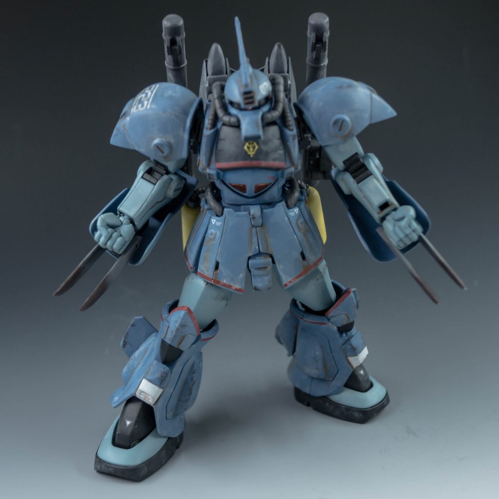 水中戦闘用に、格納式クローを装備。