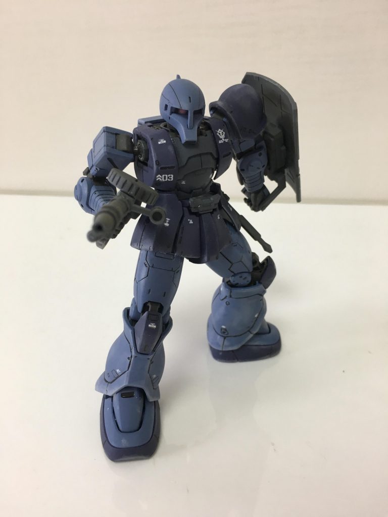 マシンガンを構えたところです。