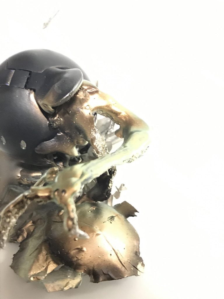 その時の名残でハロの顔を台座にしてます