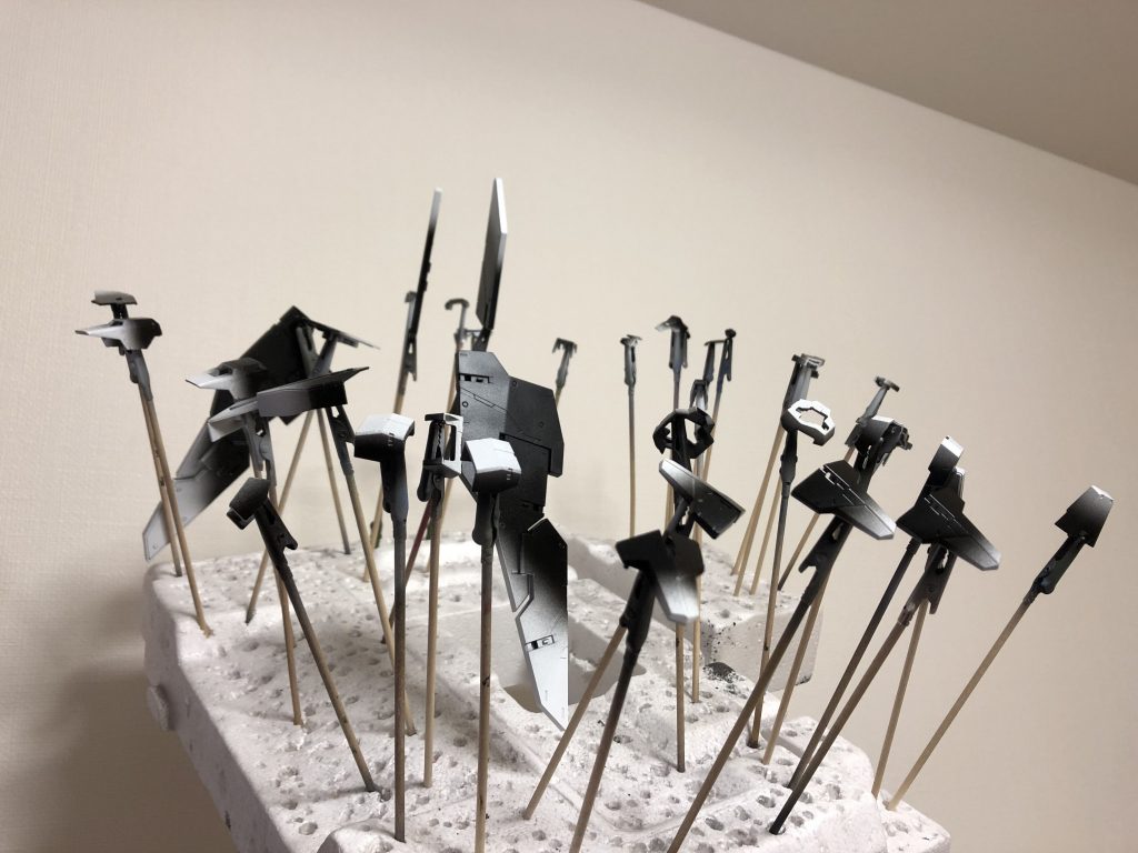 サフの写真はないですがサフからグラデをかけています
メカサフからグレーサフに
白から黒にグラデって感じです