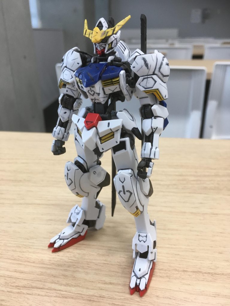 まだ傷を少ししか付けていない状態。泥試合とも言える鉄血の戦闘で傷がないのはおかしいんじゃない？と思い、付け始めました。