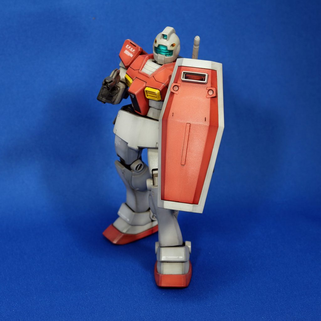 ジムと聞いて思い浮かべるのはこの弱そうなポーズ。だけど、アングルを変えると意外とカッコ良かったり。
その他改造ポイントは、足首関節は脛ごとHGガンダムのものを移植し、足首パーツを一部削って接地性を改善しました。また十字マークのシールドがあまり好きではないので、十字の穴をパテ埋めして寒冷地仕様のような棒モールドにプラ板で改造してみました。