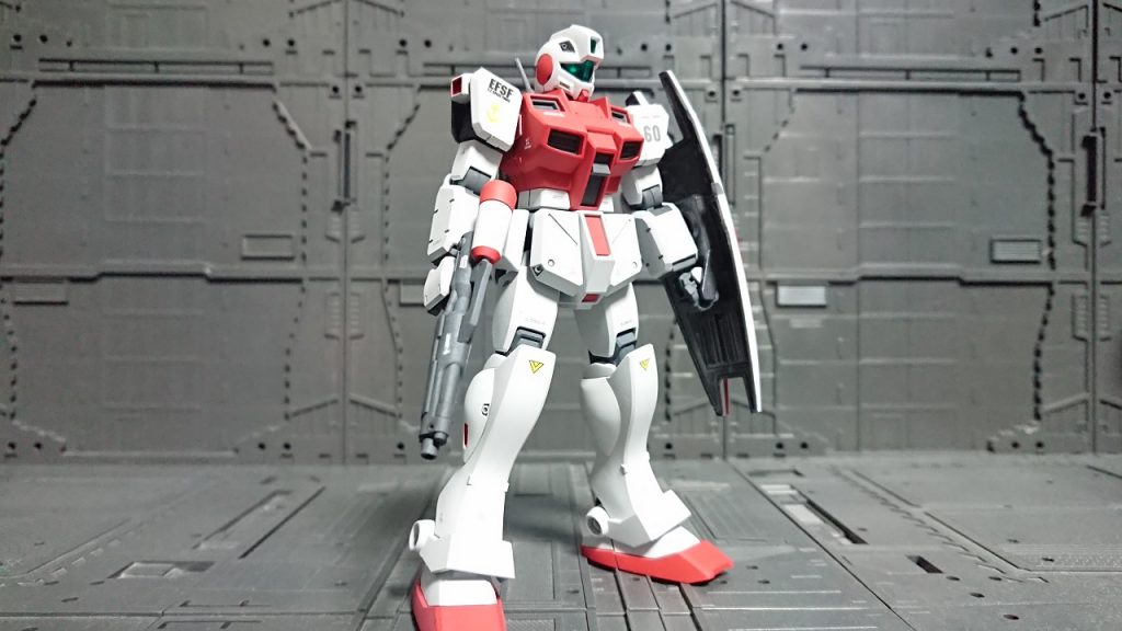 基本に忠実にカラーリング。ざっくりとですが、盾の裏側や装甲の裏も塗装してみました。