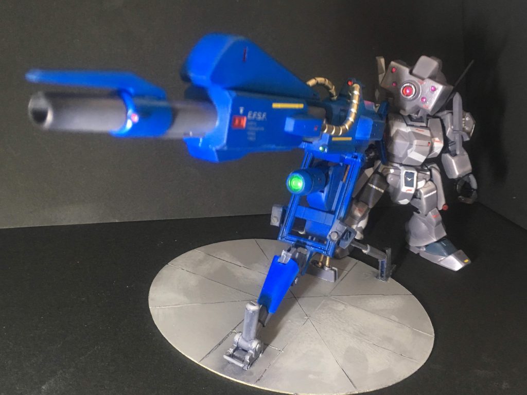 バイザーは開閉可能です。