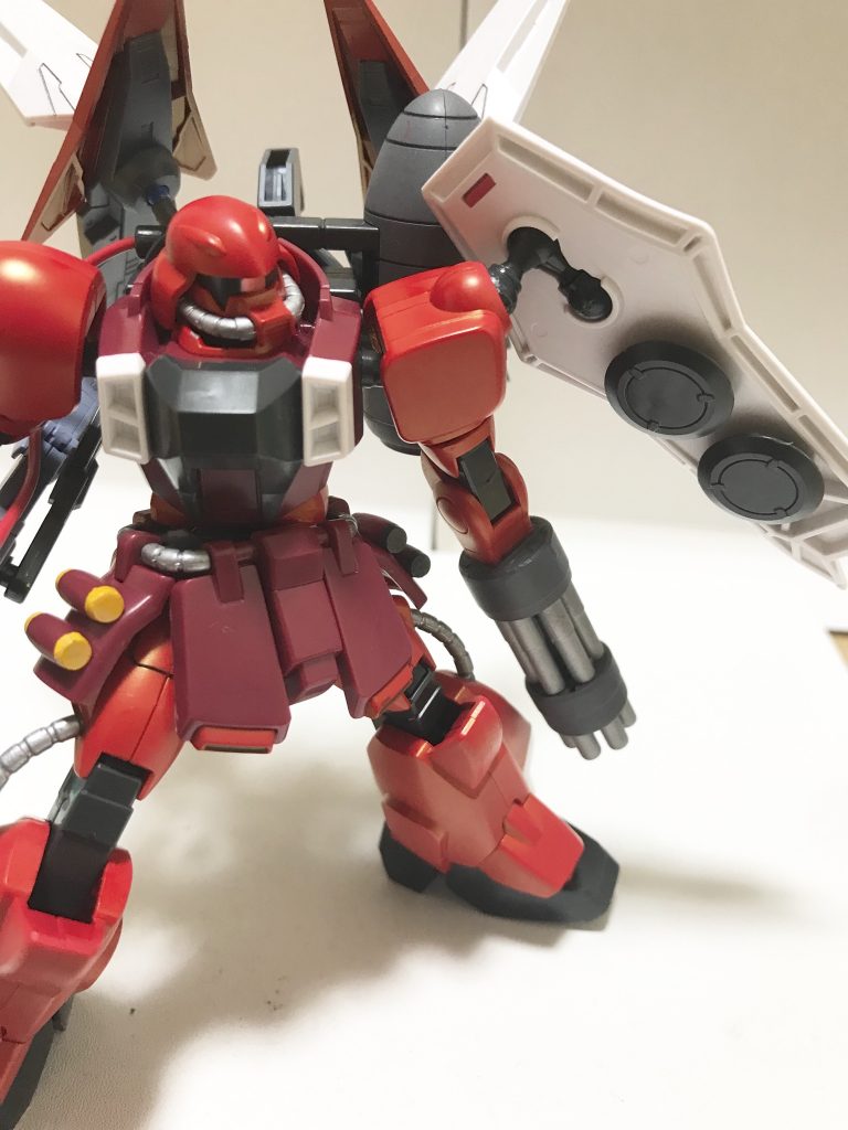 シールド裏のはエネルギーを溜めた後にぶん投げ、当たったら爆発するフリスビー
腰のグレネードは黄色が閃光弾、グレーが煙幕