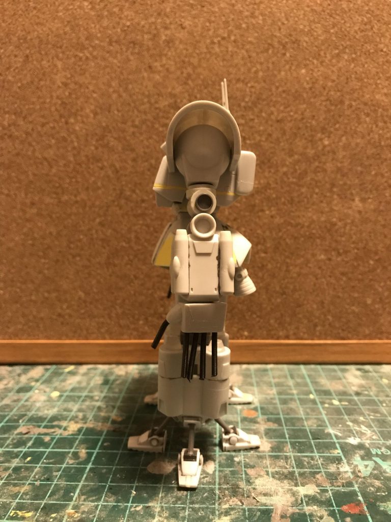 指も一本ずつ動かせるように針金、スプリング、３ミリプラパイプで作ってあります。