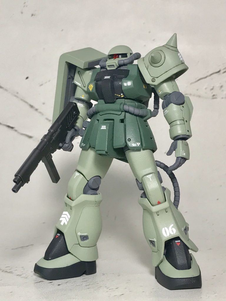 フロントショット
モノアイをクリアパーツにしたことと、顎を引かせたかったので若干延長してますが、上にも書いた通り基本的にキットのままです。
ショルダースパイクにはマイナスモールドを埋めて軽くディテールアップしてます。