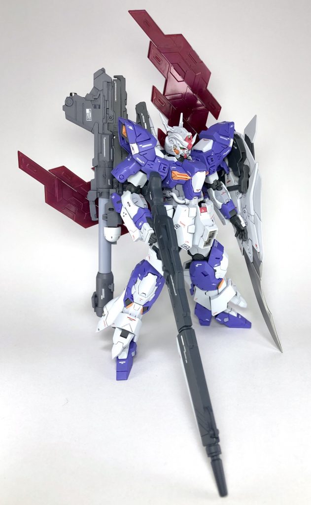 武装はサザビー用ロングライフル、ヴァイスシナンジュ用シールドであるモーントシュヴェールトを専用カラーにして装着しています。