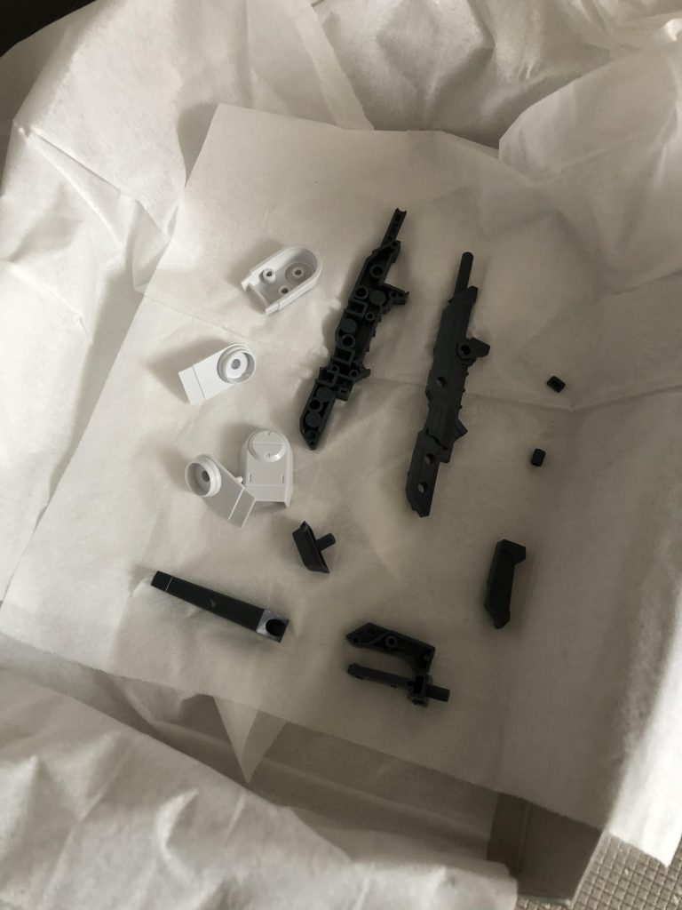 メインウェポンとなるビームロングライフルにはコトブキヤのMSGであるキラービークに付属したロングライフルをそのまま使用、パーツを洗浄した後にサフ塗り、塗装を済ませた。