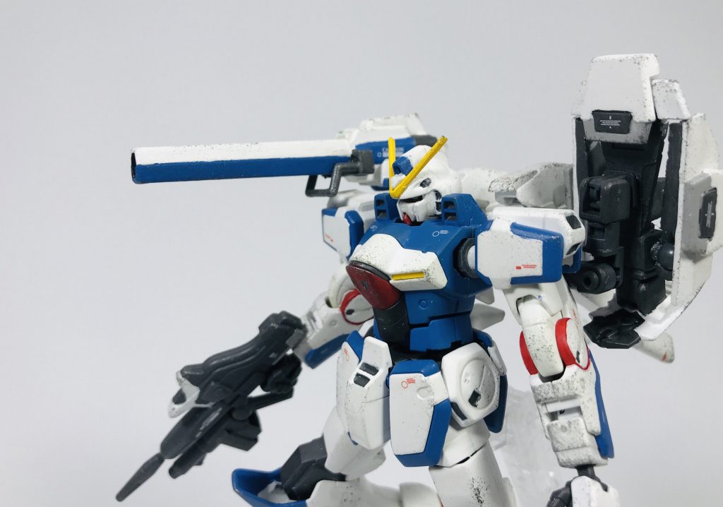 ## *[メガビームキャノン]*
背部ウェポンプラットホームに装備されるビームキャノン。
V2バスターに装備されているものを小型化したもので、それに伴って威力は低下しているもののエネルギー効率は向上しており、ある程度の連射も可能。

右側のウェポンプラットホームに装備されることが多いが、左側に装備することも可能。