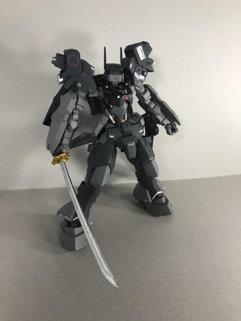 刀
ビルダーズパーツのものを使用。
黒サフ吹いた後に、Mr.カラースプレーとガンダムマーカーエアブラシを使用し、光沢トップコートを吹きました。