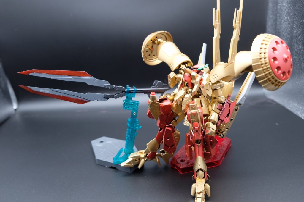 ちょっと煽り気味に
干渉が凄いことになってるのでポーズ取りづらいですがカトキ立ち姿勢が一番かっこいいからまあ良いかな？