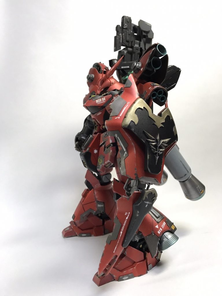 シールドを二分化し、関節を仕込む事で姿勢に合わせた防御が可能に⁉︎