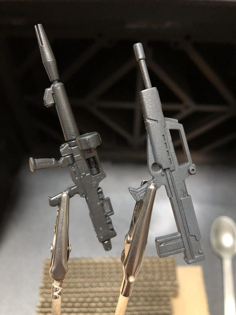 ライフルはガンダムマーカーエアブラシシステムを初使用。(右はジムカスのライフルです。どちらも下地無しなので成形色が出て別色にw