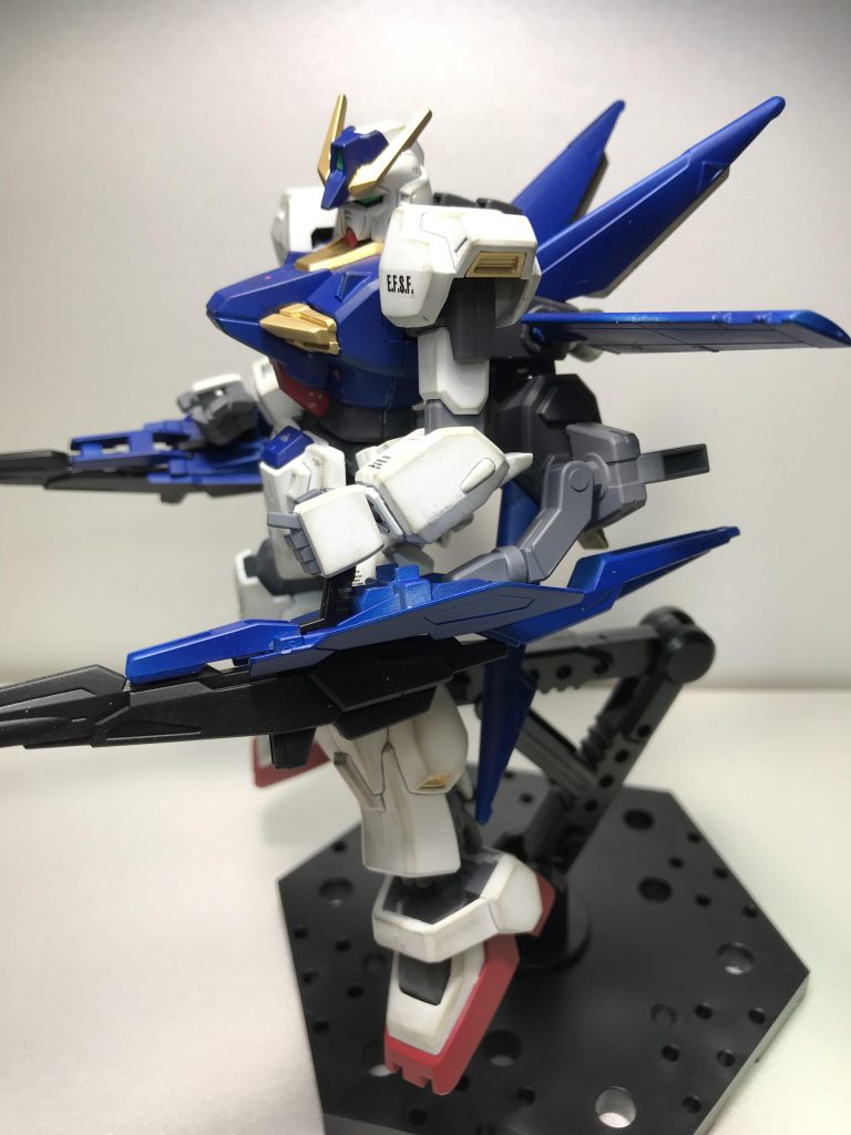 ライフルは両脇から抱えられる位置にセット。スラスターから攻撃への切り替えができます。