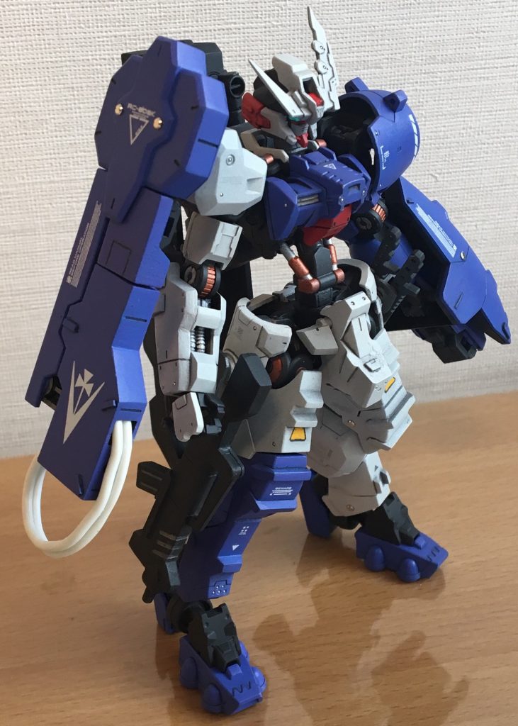 アスタロトリナシメントの重装備は仁王立ちだけでも十分に映えます。青紫の外装と白いデカールの組み合わせは抜群ではないでしょうか?