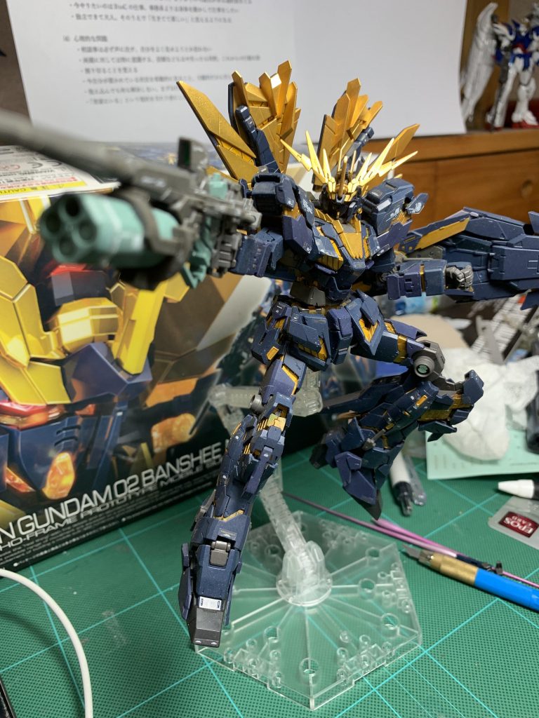 サイコフレームはクリアパーツよりしっかり原作に近づけつつ、サイコフレーム自体にも汚し塗装を行って面白みもつけました。