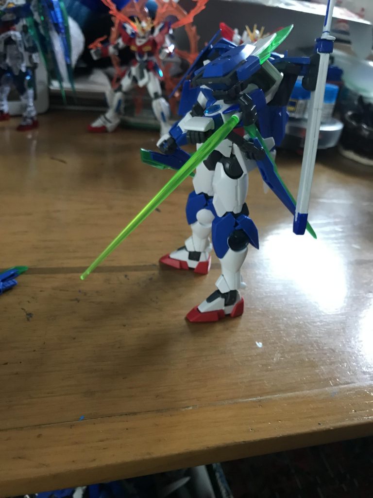 GNカタールは工夫なしです。
左腕に付属してるパーツはオリジナルに作りました。ダブルオー7ソードのブラスターのパーツとストライクのサーベル先端、エクシアのシールドをつけるジョイントです。