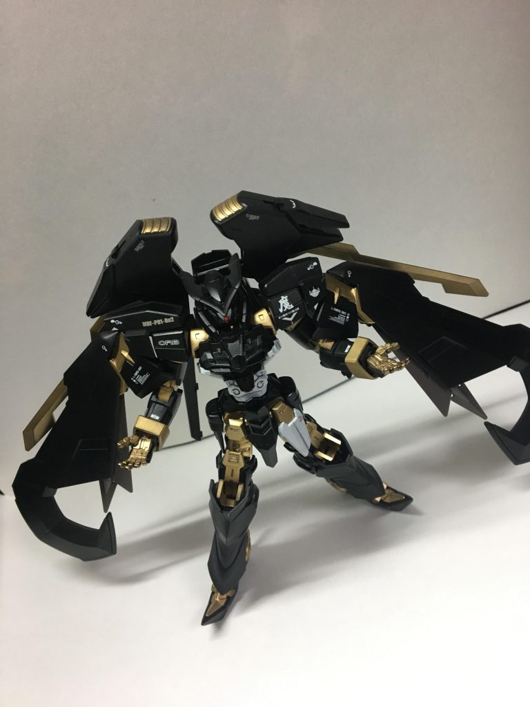 悪役っぽいポーズもw
今回塗装は缶スプレー塗装
Mr.カラー ブラック
Mr.カラー ゴールド
ガンダムカラースプレー MSホワイト
を使用しなるべく黒×金の色合いで統一させました!