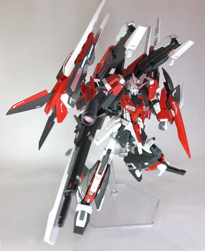 ベースはライトニングZ
可変機構を削いだ代わりに得た堅牢さに、装甲と上半身を中心に関節と可動域とが全身に渡り強化
さらには稼働時の関節・塗膜摩耗対策など神経質なまでに拘っており、柔軟さと保持力を併せ持つそれはあらゆる基礎挙動、特に格闘戦にて真価を発揮するパワータイプとなった
頭部のブレードアンテナ、四肢の淡赤の発光部位にはサイコフレームが施され、強度と反応速度・通信機能が上がっている