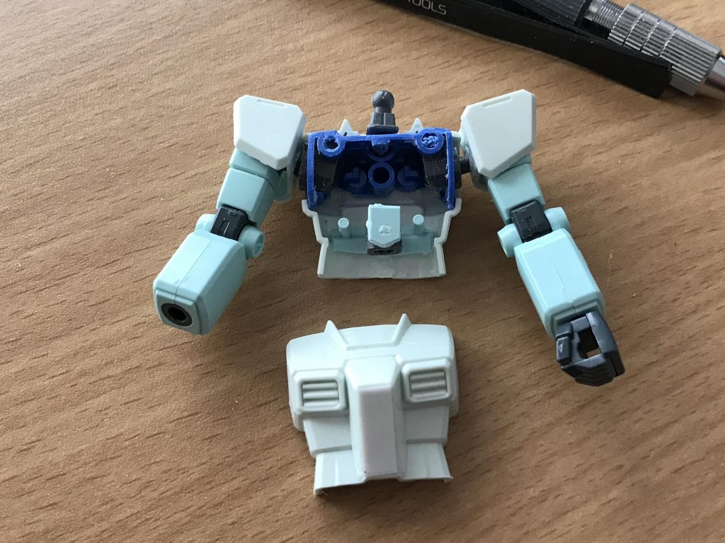 上半身外装はFGガンダムで、HGガンダムの上半身を削って首関節、肩関節を丸ごと移植しました。